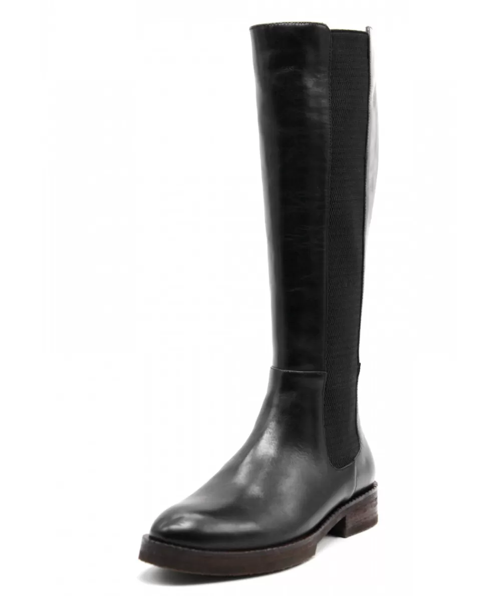 Women regard Boots-Dolphin Look